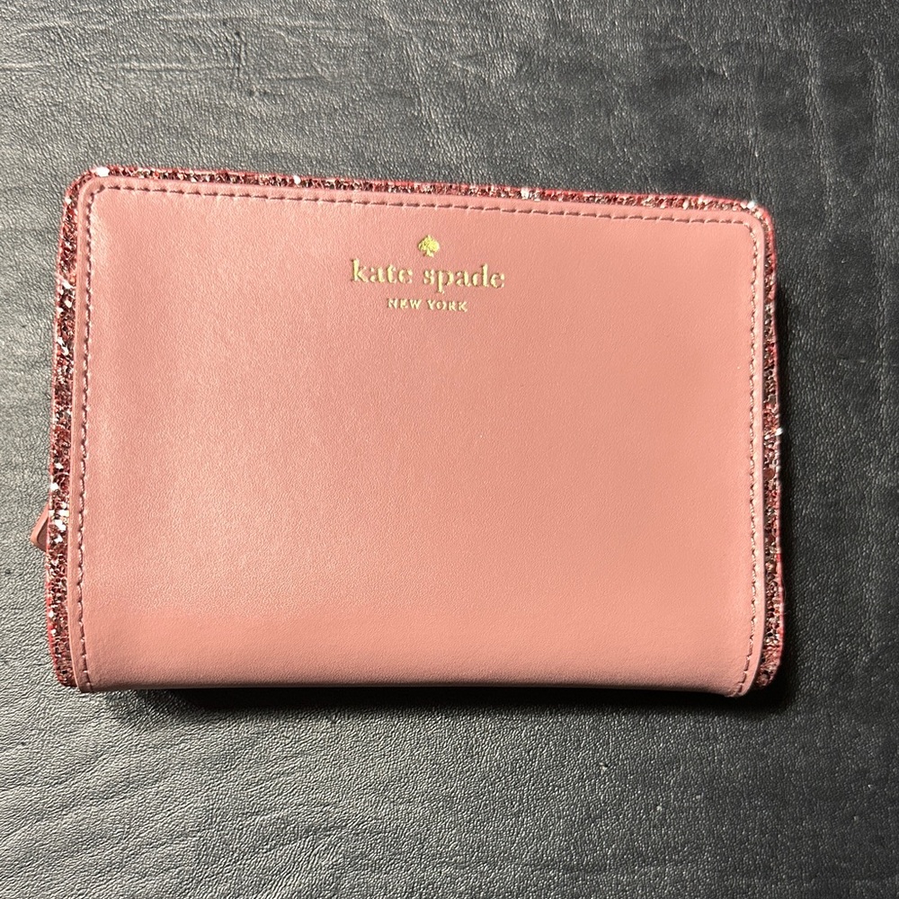 Kate Spade Seton Drive Tellie Glitter
Trim Wallet